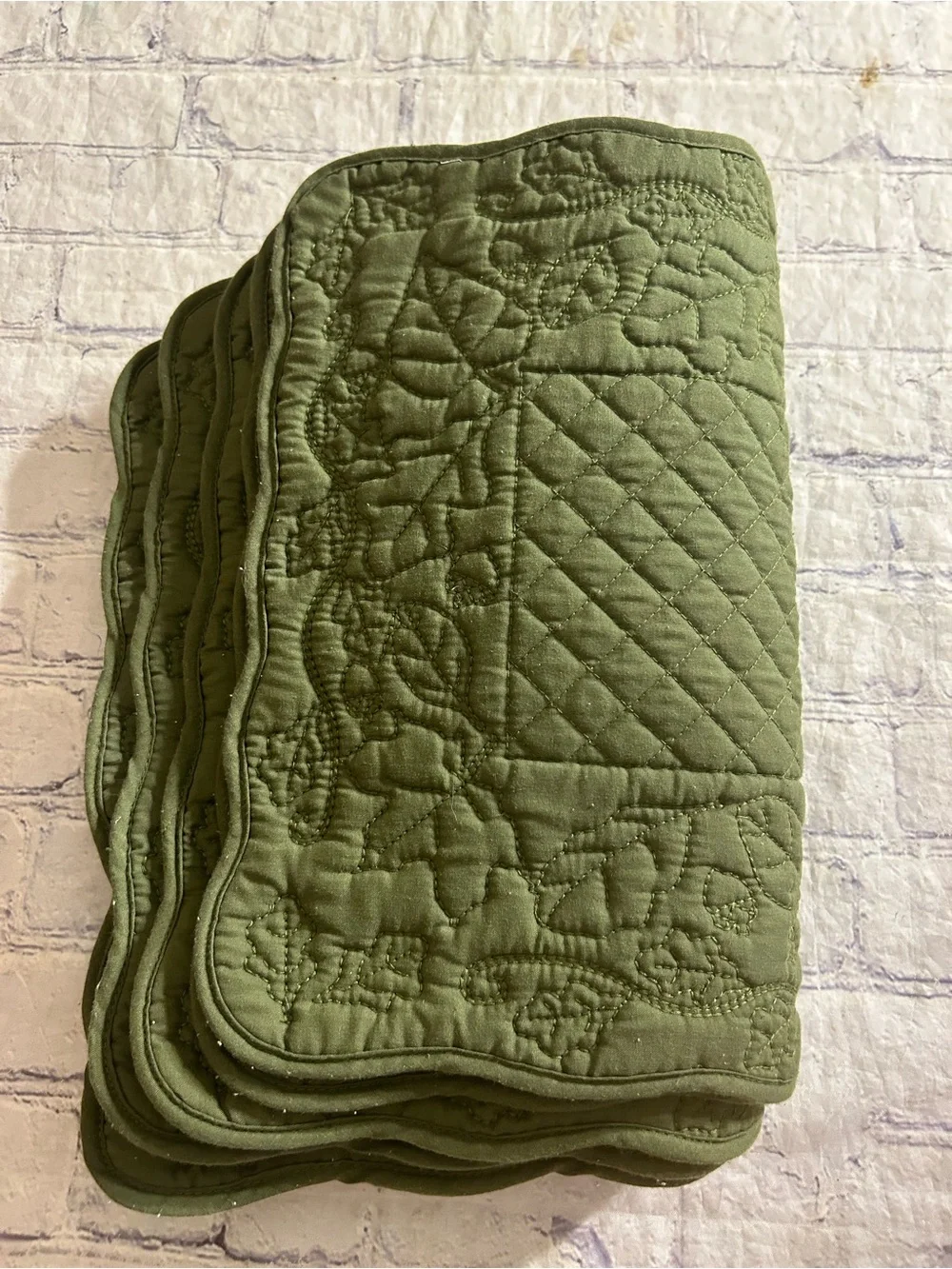 QUILTED WITH DIAMOND PATTERNED CENTER SCALLOPED BORDER (5) PLACEMATS OLIVE GREEN